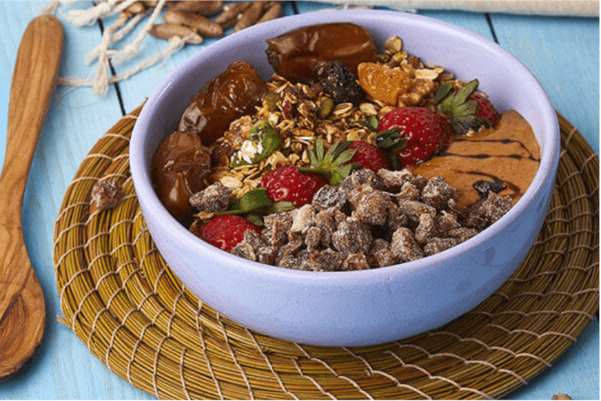 Smoothie bowl fraises,dattes et granola 