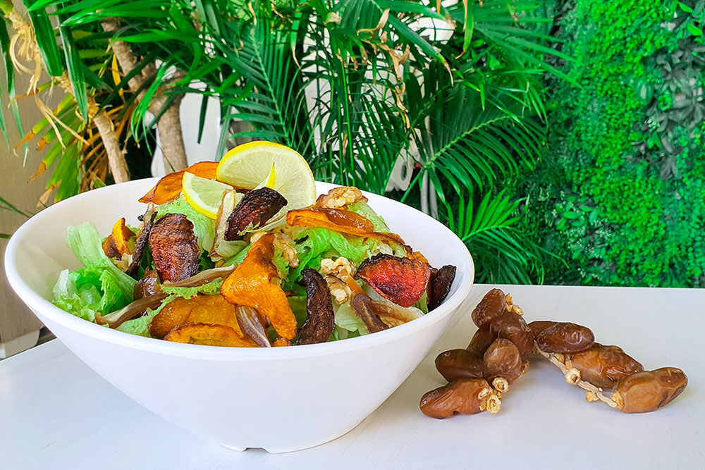 Salat mit gegrilltem Hühnchen, Datteln und Quinoa